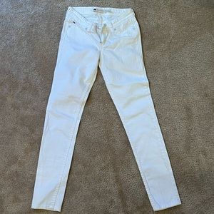 Levi’s white Demi curve, low rise, skinny jean. Size 3/26.